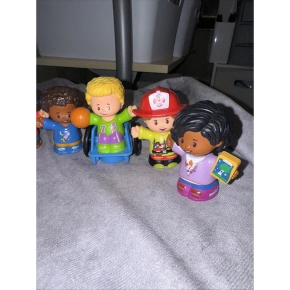 Fisher-Price Little People 2021 Community Heros Set Of 8 - Picture 5 of 5